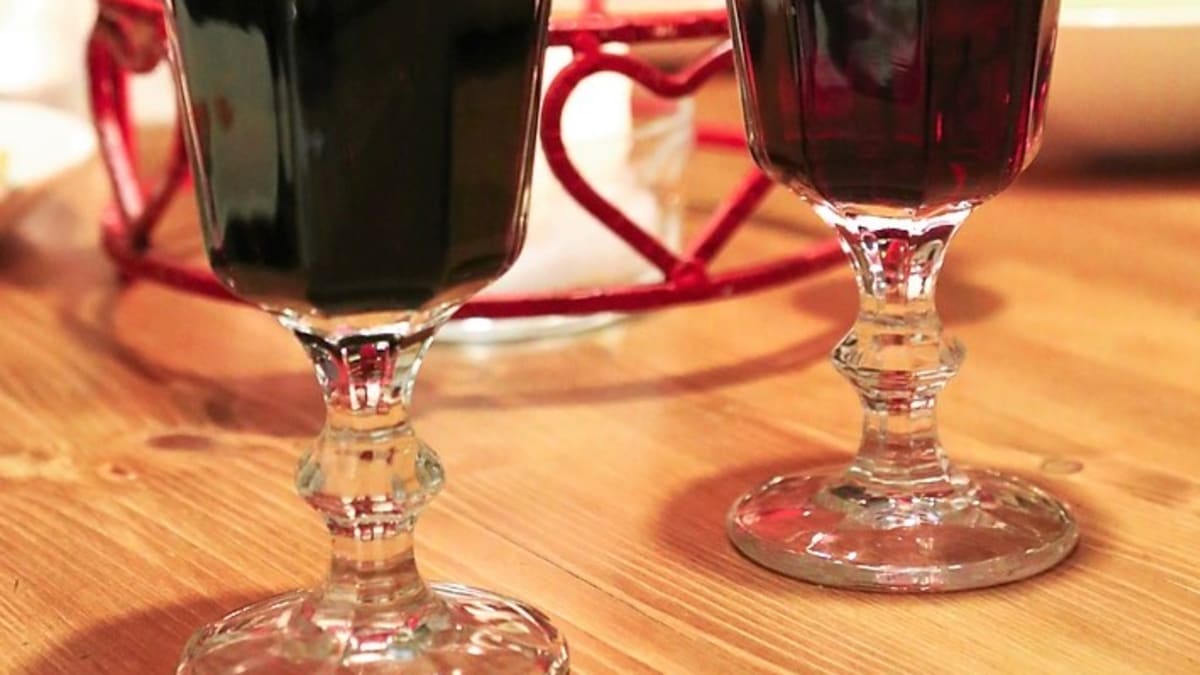 Nápoje lásky: červené víno se skořicí a hřebíčkem, citronem a medem skvěle naladí