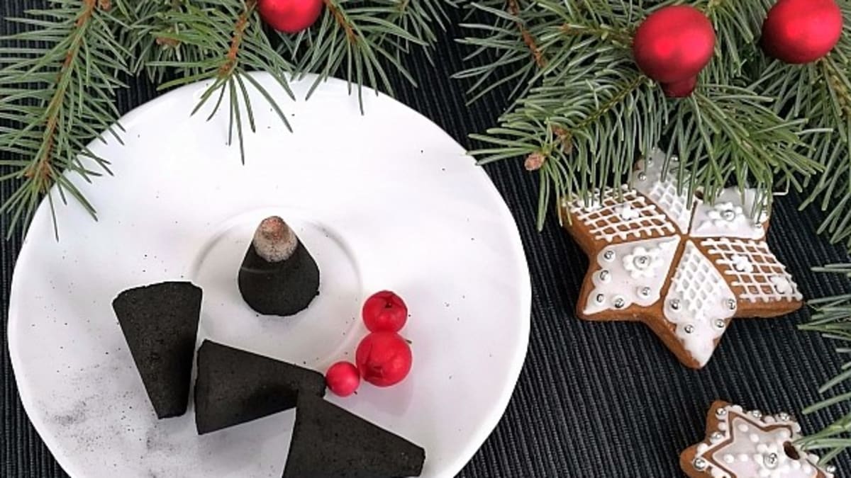 Na Vánoce pálíme františky, které kadidlo obsahují a dodávají mu charakteristickou povznášející vůni.