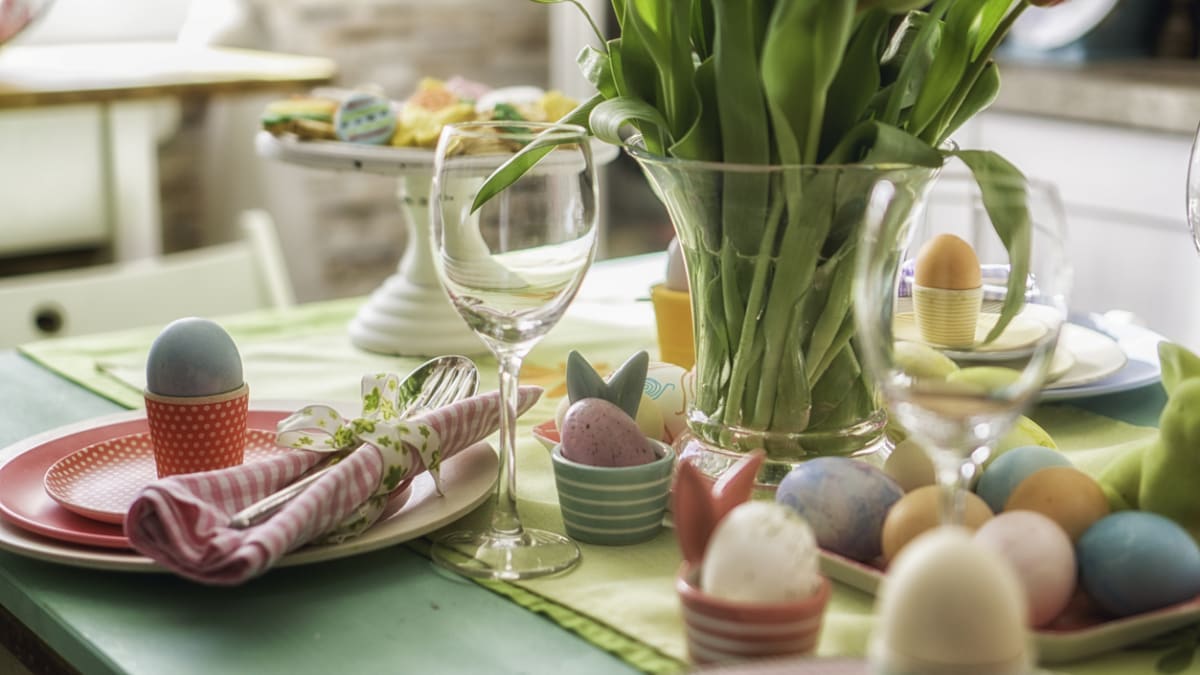 Velikonočně jarní dekorace stolu