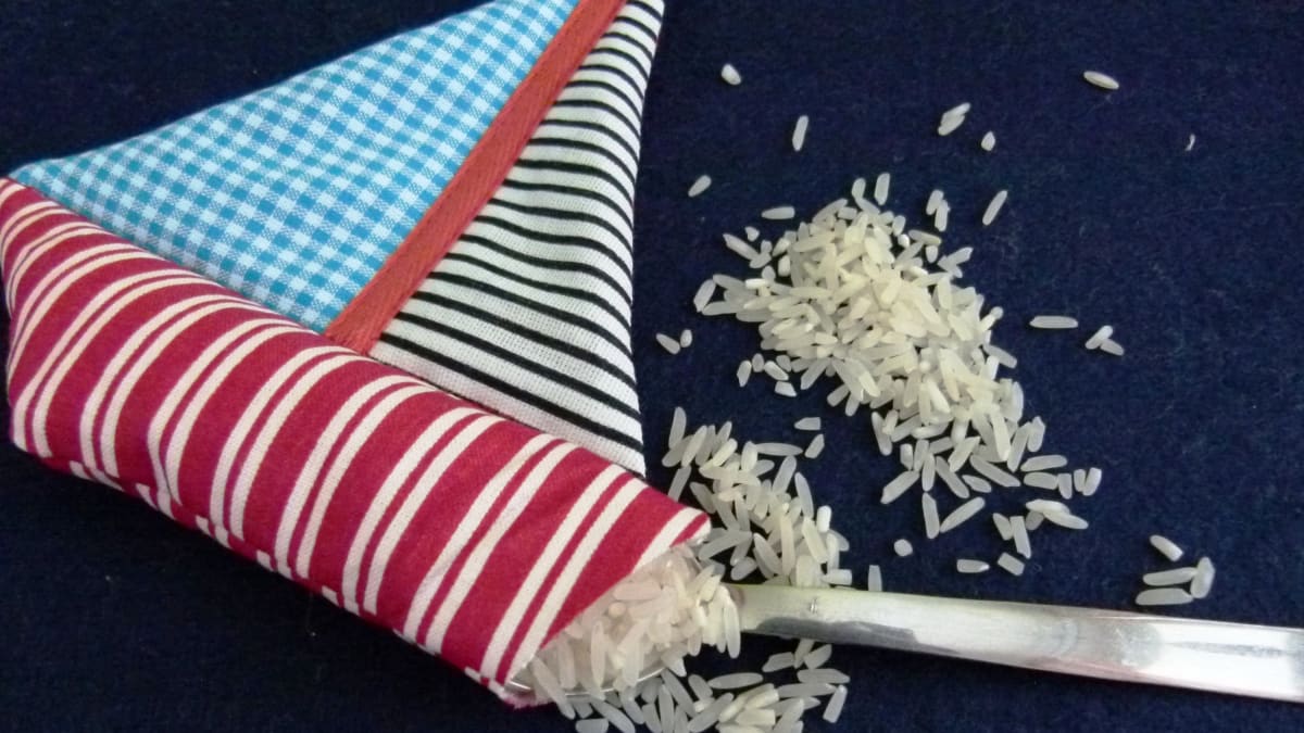 Barevné loďky, plněné rýží, udrží ubrus na stole i při větru 11