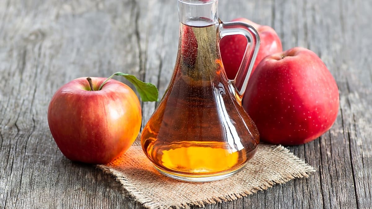 Jablečný ocet podporuje zdraví, hlavně pomáhá s odbouráváním tuků v těle, detoxem a hubnutím