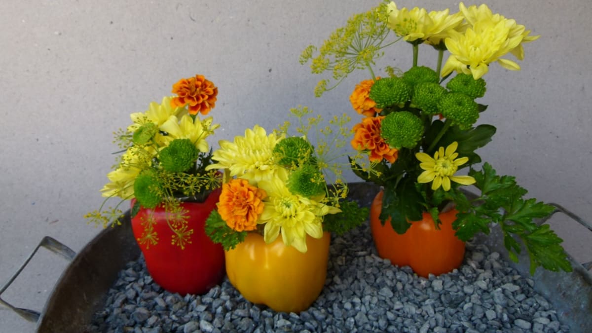 Vytvořte si na stůl dekoraci z chryzantém a paprik  4