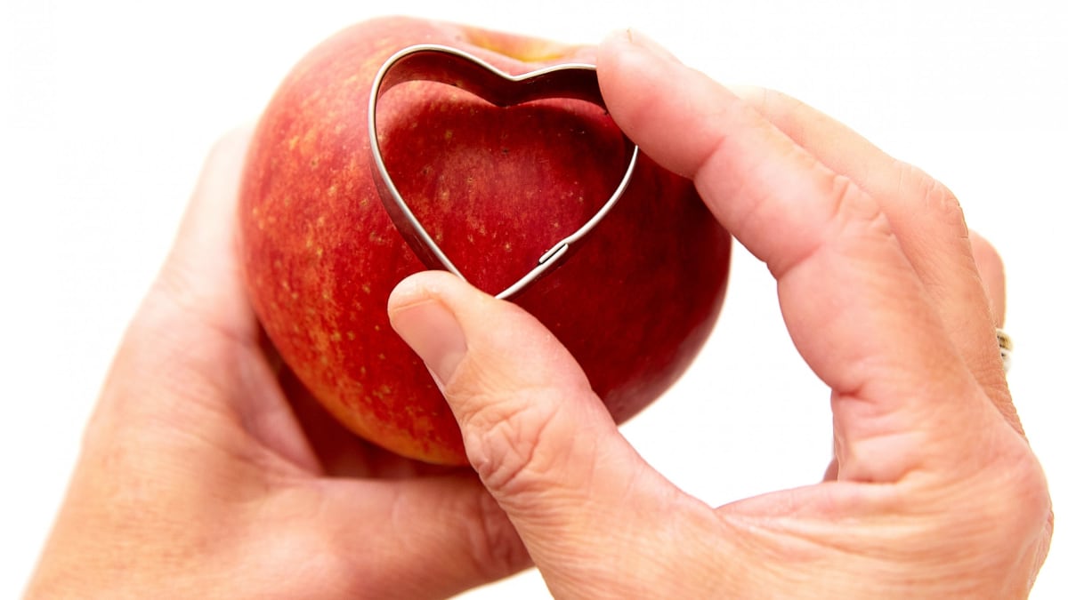 Vykrajovátkem na cukroví vykrojíme v jablku srdce