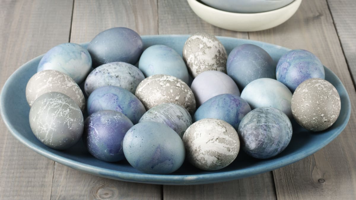 Šedo modré velikonoční kraslice vykouzlí borůvky a zelí