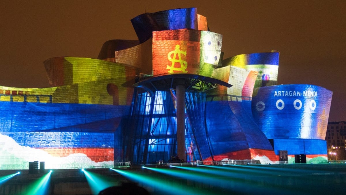 Barvy jsou pro Gehryho důležité a mnohdy mají silnou symboliku.