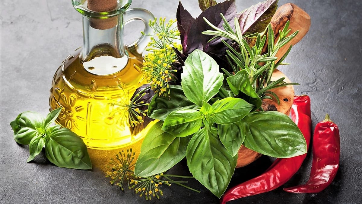 Domácí aromatický olej připravíte z bylinek, koření i citronové kůry. Postup je snadný.