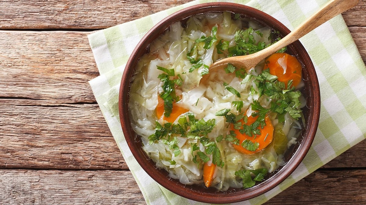 Klasickou tukožroutskou polévku připravíte z čerstvé zeleniny. Dodržujte zásady týdenní diety