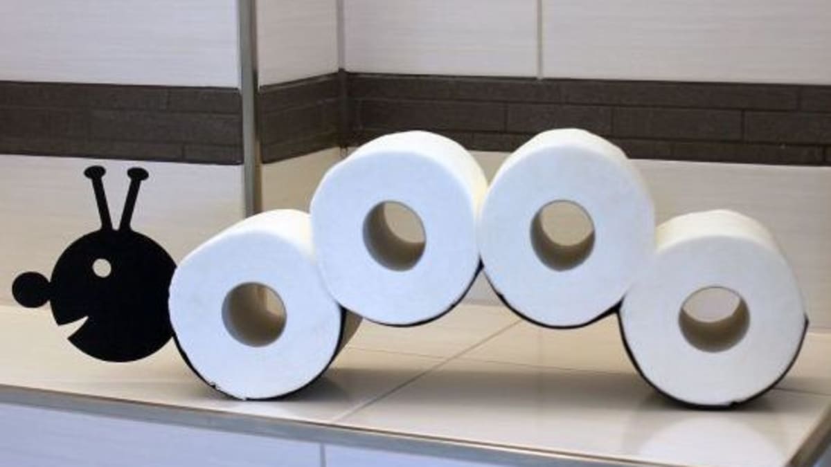 Zásoba toaletního papíru může být i vtipným doplňkem koupelny 1