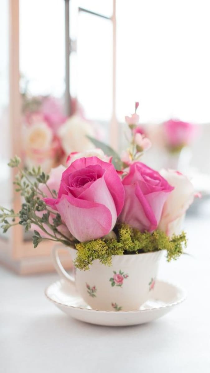 Růže v hrníčku, který již v kuchyni nepotřebujete, je roztomilou malou dekorací.