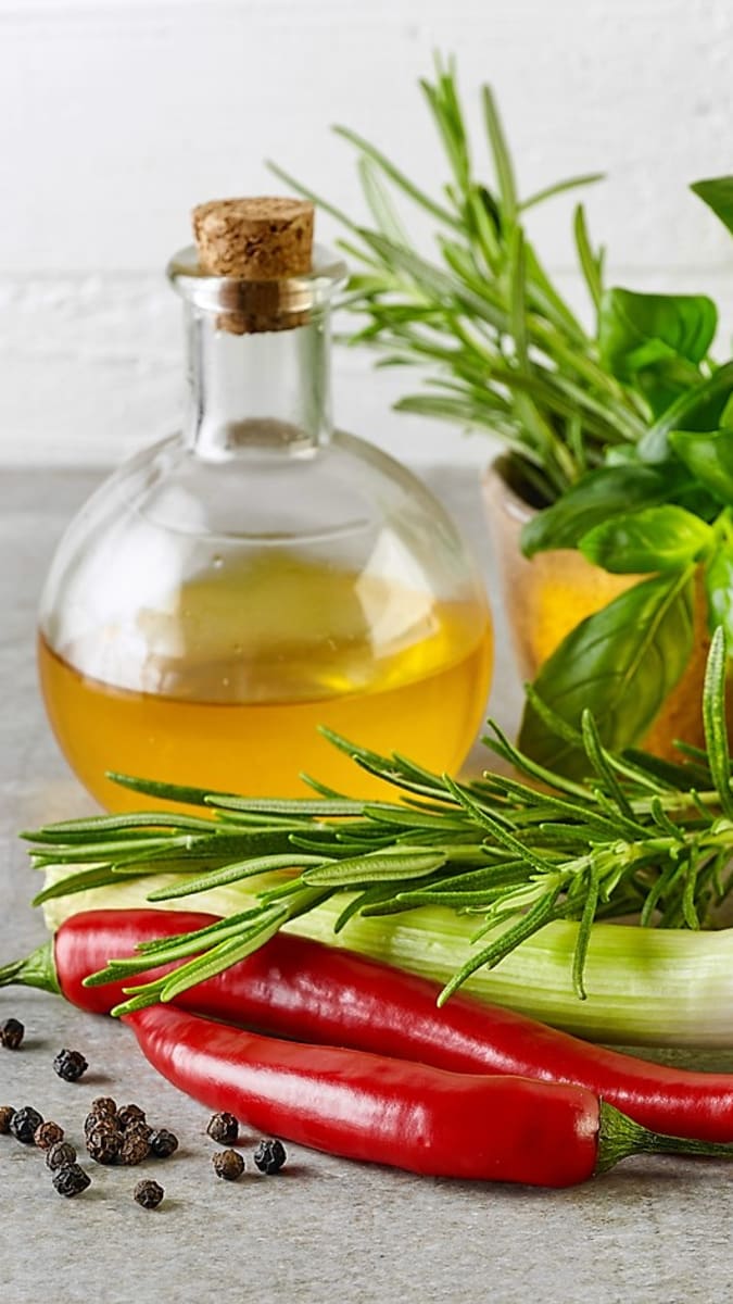 Pro přípravu bylinkového oleje pro teplou kuchyni použijeme běžný olej slunečnicový a řepkový.