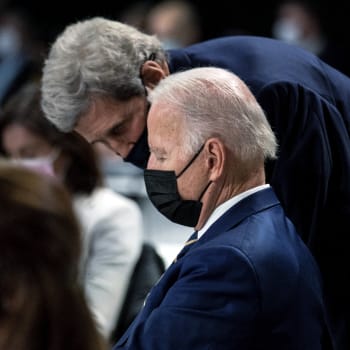 Lidé na sociálních sítích obviňují prezidenta USA Joea Bidena z toho, že na summitu COP26 usnul.