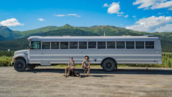 Pár proměnil školní autobus v pojízdný domov. Dvojice s ním jela z Aljašky až do Mexika