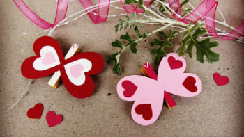 Srdíčkový motýl z kolíčků je milá (nejen) valentýnská dekorace na dárek nebo do kytice