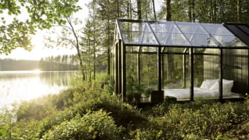 Na 10 m² postavili skleník, ve kterém se dá bydlet