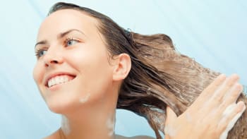 Ekologické šamponování: Na krásné vlasy platí šampuky. Anebo také nic