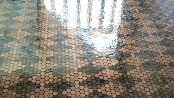 Žena použila 13 000 mincí, aby zrenovovala starou podlahu. Výsledek vám vyrazí dech (návod uvnitř)