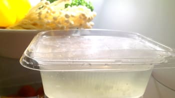 VIDEO: Jak si z pemrsek vyrobit nejlevnější lapač pachů do lednice