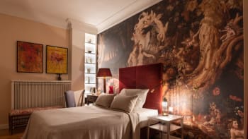 Ložnice jako umělecké dílo: Královské spaní vám zajistí zámecký pokoj i tapeta s africkou džunglí
