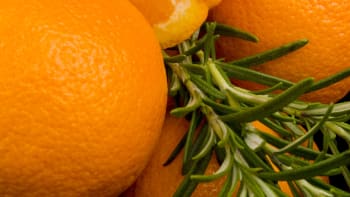 Vyhrajte nad špínou skoro zadarmo: Recept na domácí čističe z pomerančů i rozmarýny