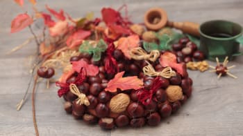 Podzimní dekorace: Věnec z kaštanů, ořechů a barevných listů
