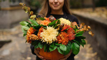 Podzimní květinové dekorace: Místo vázy vám postačí dýně ze zahrady