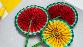 Jak vyrobit papírový vějíř na léto? Inspirujte se šťavnatými melouny