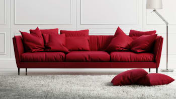 Ikonický červený gauč. 10 nápadů, jak bude vypadat skvěle i u vás doma