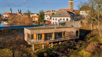 V Telči postavili nádherný dům v korytě potoka. Svépomocí a v pasivním standardu