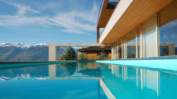 Moderní dům vás uchvátí luxusním výhledem na Alpy