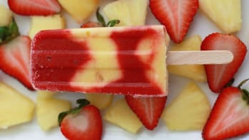 Zdravé nanuky z jahod a ananasu nahradí kupovanou zmrzlinu a potěší děti