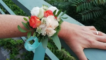 Slavnostní náramek z živých květin: Vytvořte si netradiční ozdobu