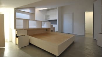 Z malého bytu o 24 m2 architekt vytvořil prostorné bydlení. Podívejte se, jak se mu to podařilo