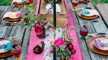 Inspirace: Jak krásně prostřít letní stůl v zahradě