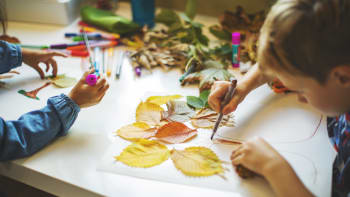 Pestrobarevné koláže, svícny i věnce vyrobíte z barevných listů. Pusťte se do podzimního tvoření s dětmi