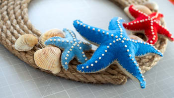 Vytvořte si věnec s mořskými hvězdicemi, krásnou letní dekoraci v námořnickém stylu