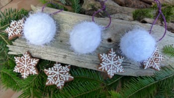 Ozdobte vánoční stromek ručně vyrobenými sněhovými koulemi. Skvěle vypadají a hned tak neroztají