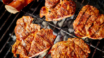 Grilování a opékání: Jak správně připravit maso, abyste se vyhnuli zdravotním rizikům?