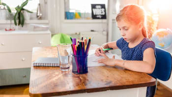 Jak vybrat správný psací stůl pro školáka