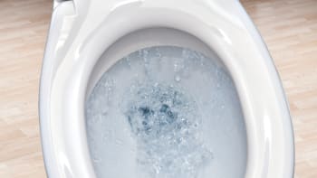 Ušetřete vodu při splachování toalety. Jak neposlat do kanálu zbytečné litry?