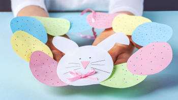 Velikonoční věneček z papírových vajíček: Jarní dekorace do dětského pokoje