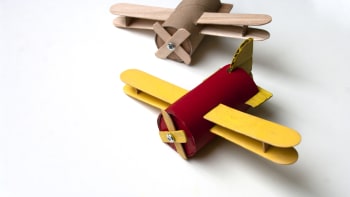 Postavte s dětmi letadélko z papírových trubiček a dřívek od nanuků. Recyklace je hra!