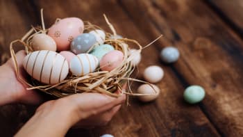 Připravte si hnízdečka pro velikonoční vajíčka. Využijte seno, větvičky i papír
