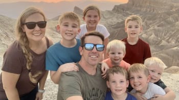 Rodina se 7 dětmi vymyslela, jak lacino vyrazit na dovolenou. Proměnili starý autobus