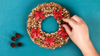 Nápady na nejjednodušší vánoční ozdoby: Vyrobíte je z PET lahví, těstovin i šišek