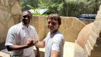 Postavil 400 kuchyní. V jedné vaří Bolek Polívka, v další se pečou antilopy na Zanzibaru