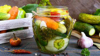 Zeleninová směs v pikantním nálevu: Okurky, cuketa i patison jako kyselá pochoutka