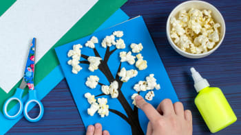 Sakura z popcornu: Vytvořte jarní přáníčko či obrázek s rozkvetlým stromem
