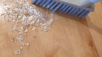 Rozbité, poškrábané, upatlané: 3 triky, jak si poradit se sklem v domácnosti