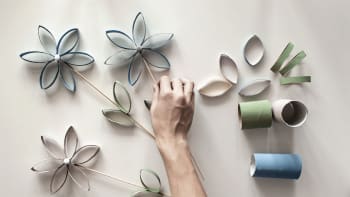 Jarní dekorace z ruliček od toaletního papíru: Vyrobte velikonoční věnce a květinové ozdoby