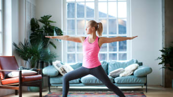 Cvičte jógu doma! Zbavíte se podzimních depresí a ušetříte za drahé lekce